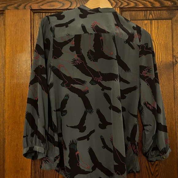 Silk blouse with black raven design sz M - Picture 3 of 4